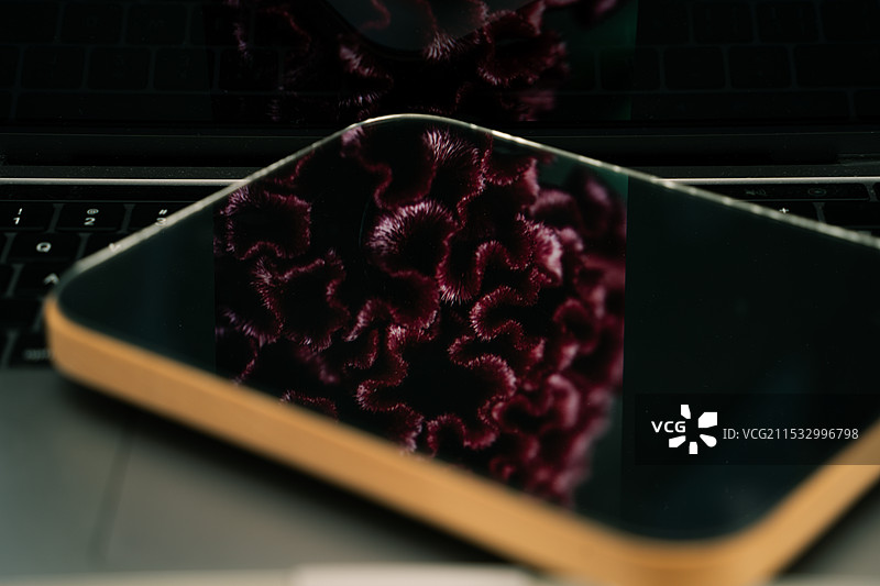 键盘上镜子里的风景图片素材