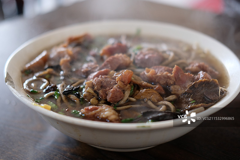 热气腾腾的牛肉饸烙面图片素材