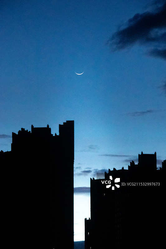 一轮弯月月牙在高楼剪影上蓝调月影静谧夜色图片素材