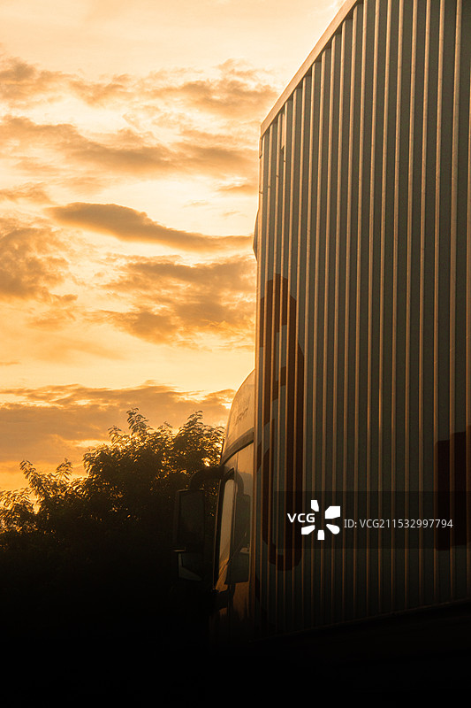 物流大货车日出时分行驶图片素材