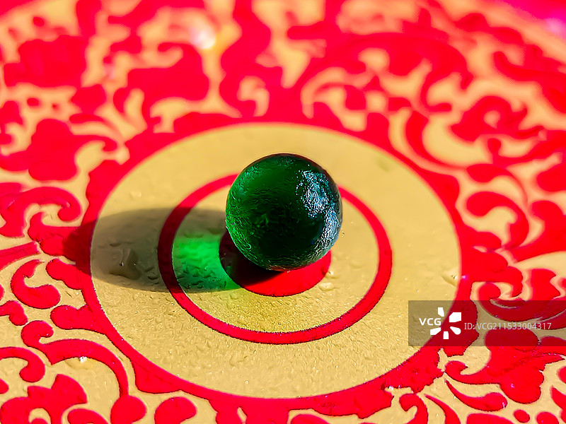 绿色弹球特写图片素材
