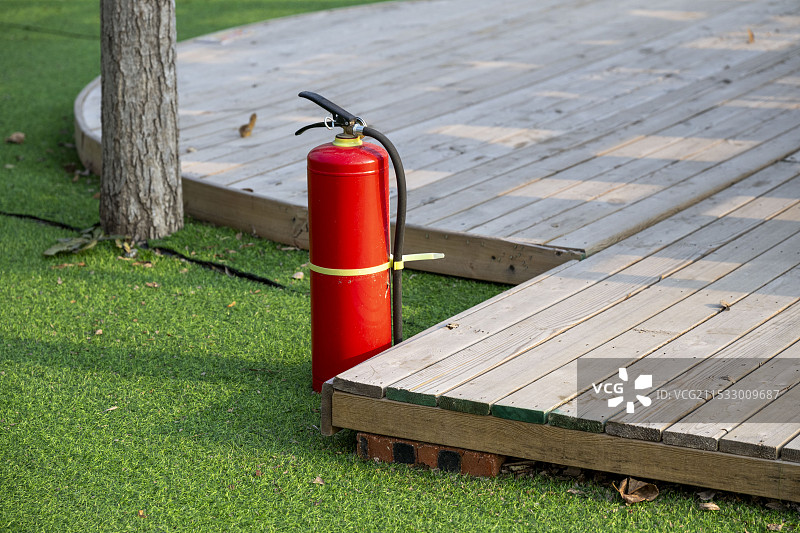 户外公共区域的消防器材灭火器图片素材