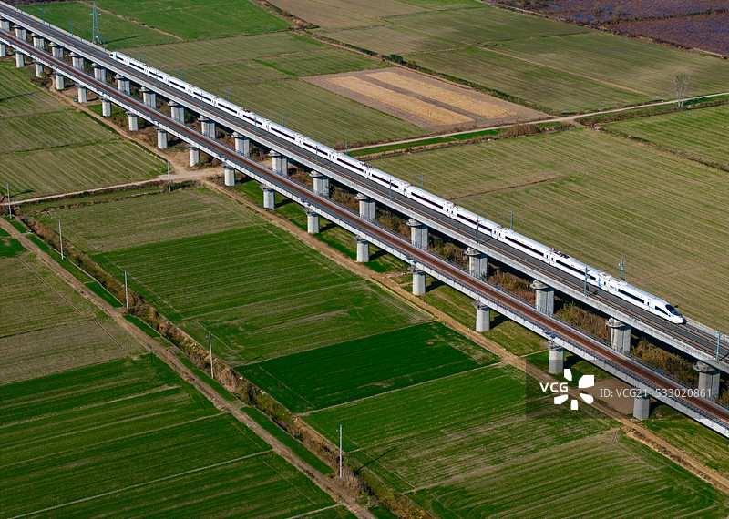 一飞驰的高铁动车图片素材