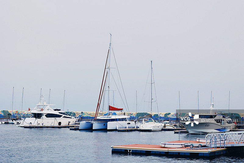 秦皇岛西港花园工业旅游区游轮游艇码头图片素材