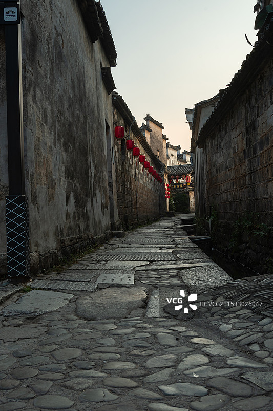 宏村水圳和街坊巷弄的马头墙图片素材