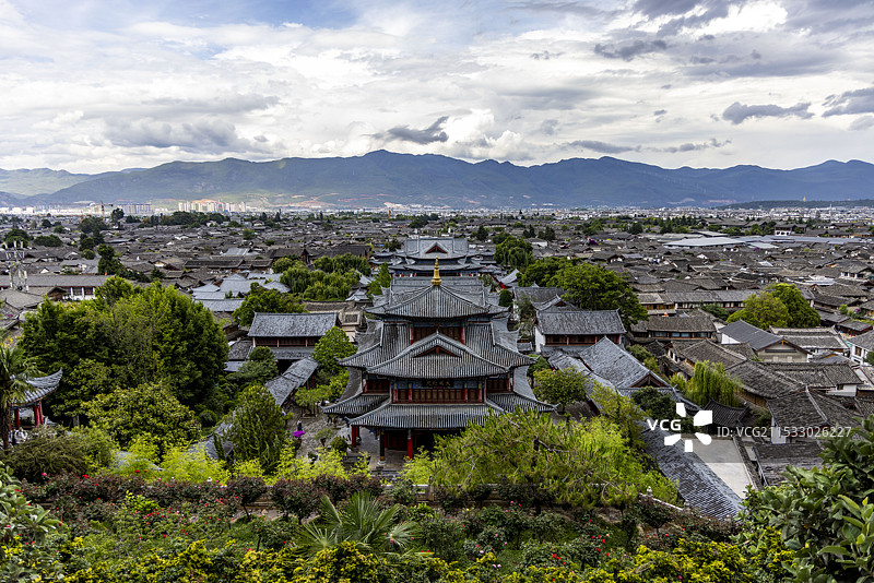 云南丽江木府俯瞰丽江古城的景色图片素材