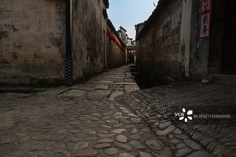 宏村水圳和街坊巷弄的马头墙图片素材