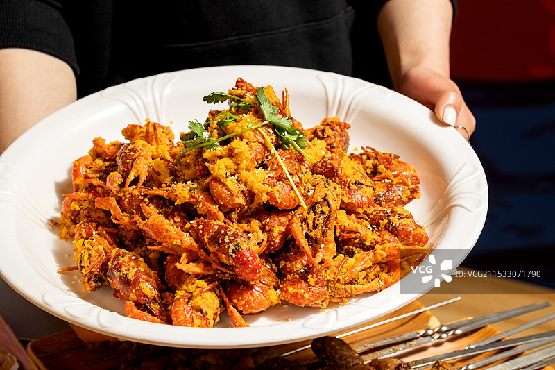 小龙虾夜宵蒜蓉虾油爆虾咸蛋黄小龙虾夜市图片素材