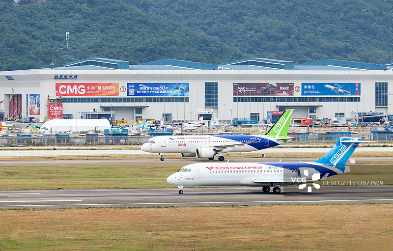 2024年中国航展- C919和C909同框图片素材