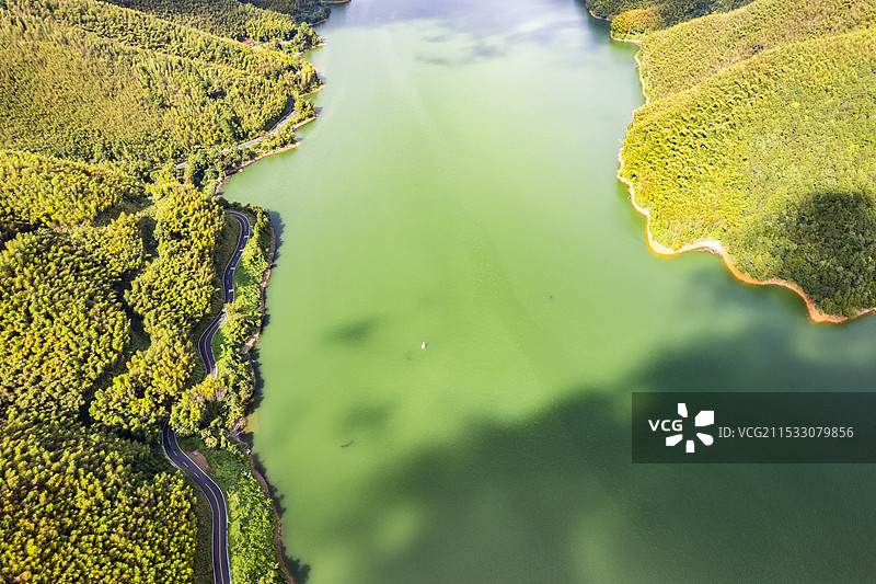 安徽宣城皖南宁国青龙湾清澈的湖水和水边的道路风景航拍图片素材