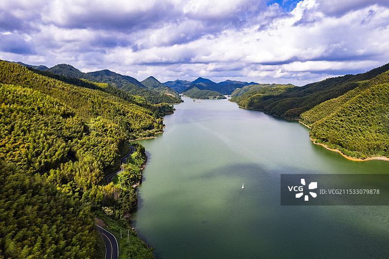 安徽宣城宁国青龙湾水库中的夏天岛屿风光航拍图片素材