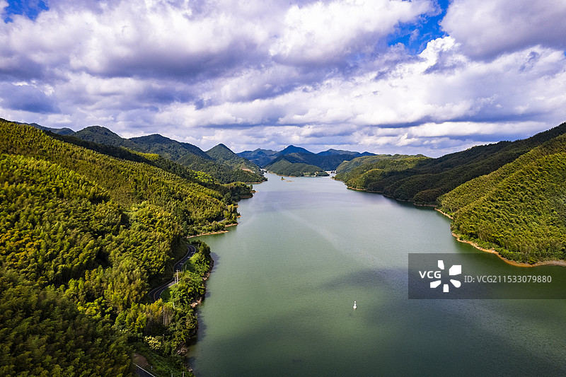 安徽宣城宁国青龙湾水库中的夏天岛屿风光航拍图片素材