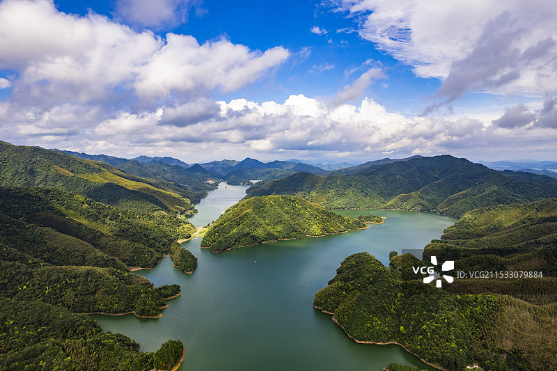 安徽宣城宁国青龙湾水库中的夏天岛屿风光航拍图片素材