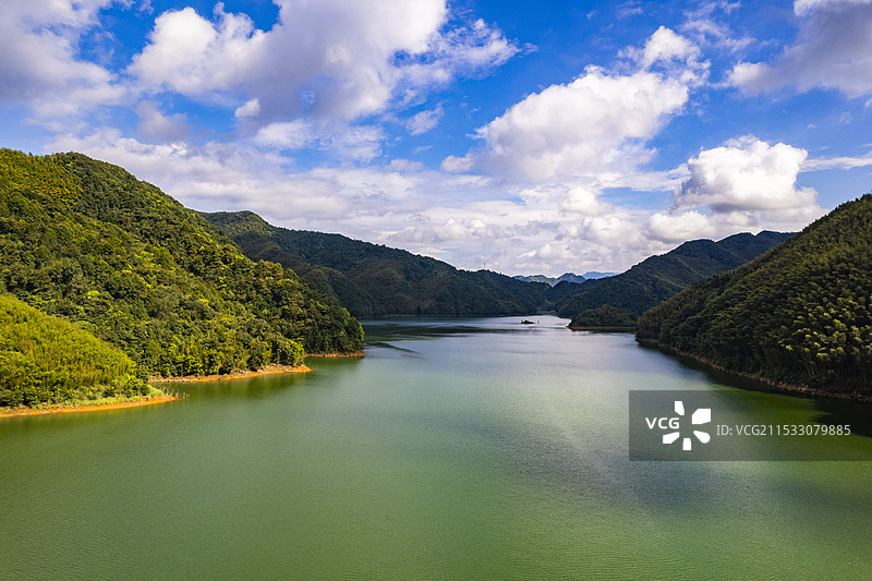 安徽宣城宁国青龙湾水库中的夏天岛屿风光航拍图片素材
