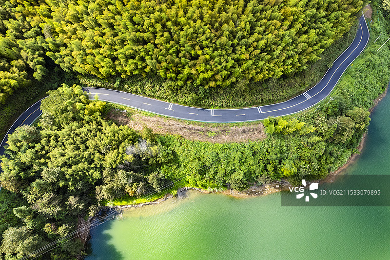 安徽宣城皖南宁国青龙湾清澈的湖水和水边的道路风景航拍图片素材