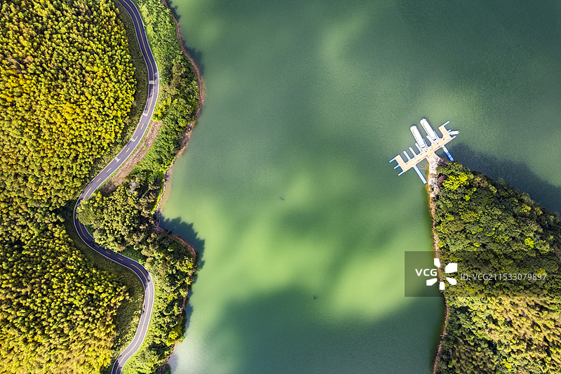 安徽宣城皖南宁国青龙湾清澈的湖水和水边的道路风景航拍图片素材