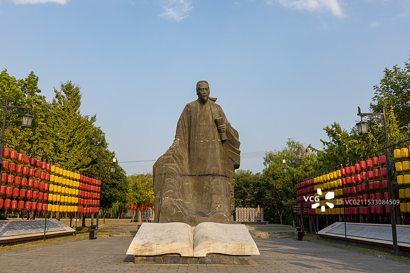 河南巩义杜甫故里，杜甫雕塑图片素材