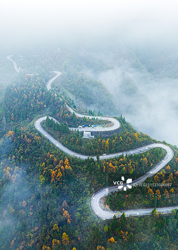 湖北利川佛宝山旅游公路雨后云雾缭绕，美如仙境图片素材