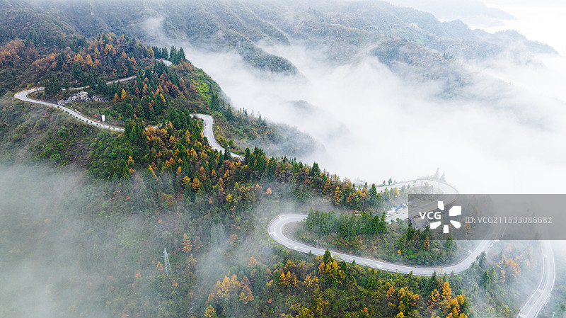 湖北利川佛宝山旅游公路雨后云雾缭绕，美如仙境图片素材