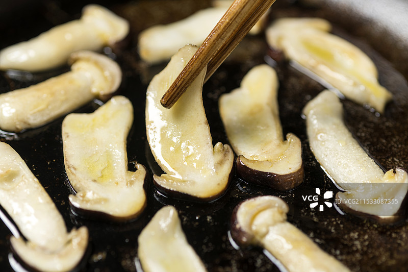 油煎赤松茸特写图片素材