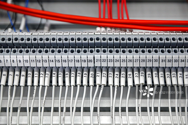 电子工业通讯设备排列整齐有序的5G互联网接线装置数据线图片素材