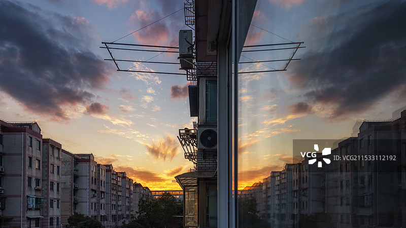 窗台赏日落图片素材
