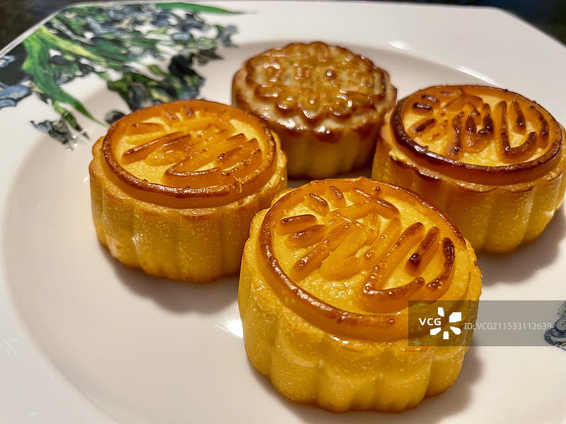 盘子里的月饼图片素材