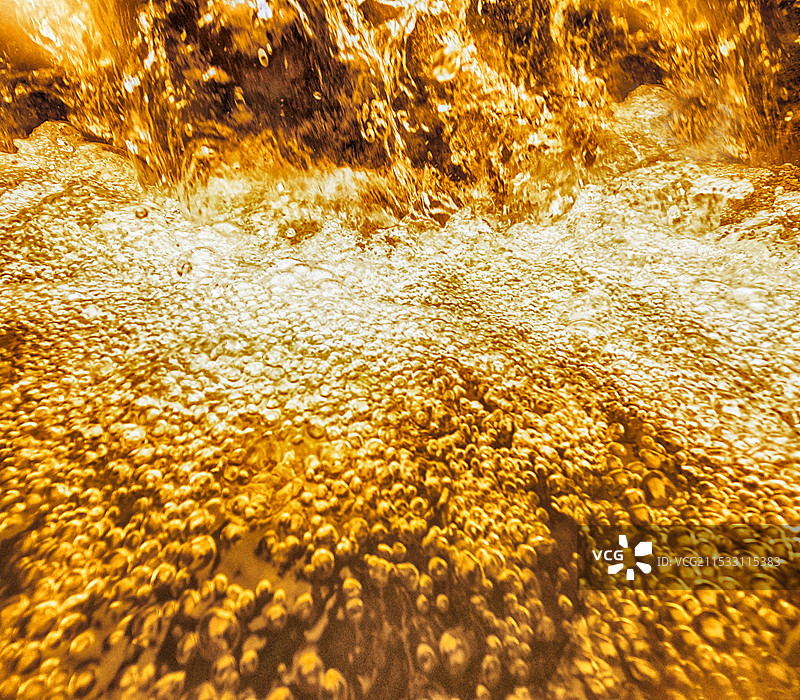 流动的金色的水珠水泡图片素材