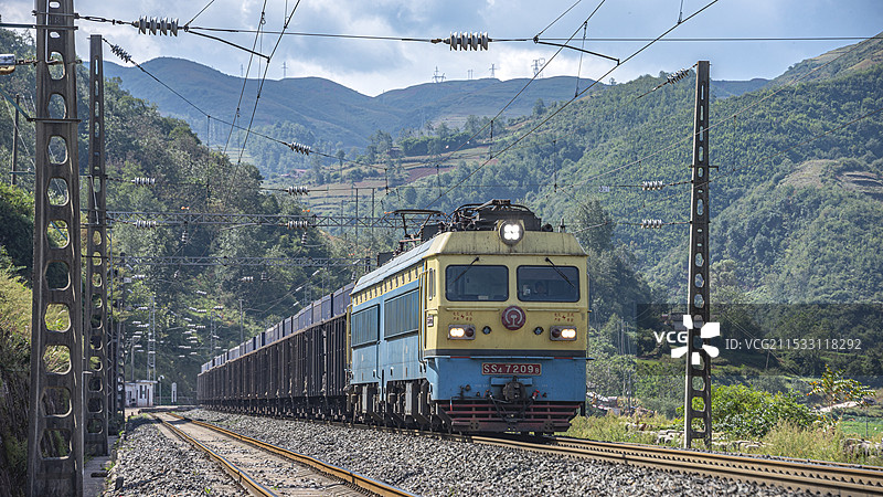 SS4单机车牵引货车通过成昆线红峰站图片素材