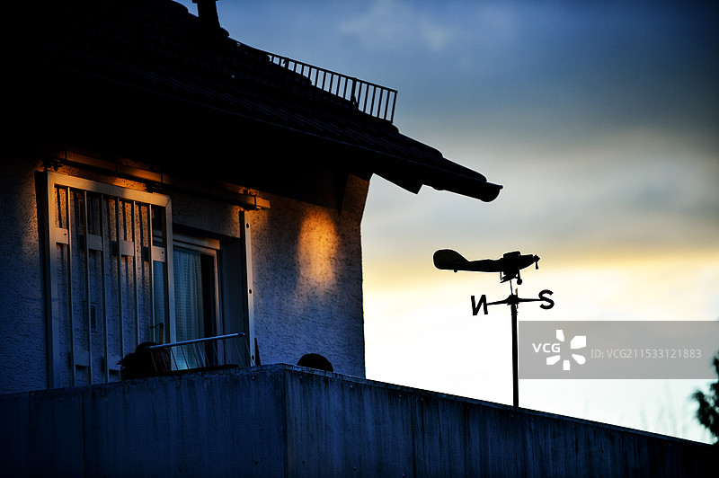 国外屋顶上的小风车图片素材