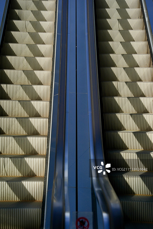 阳光下的广场扶梯图片素材