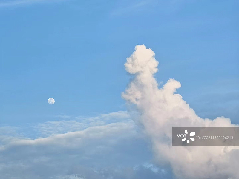 飞机上看到云端的日出图片素材