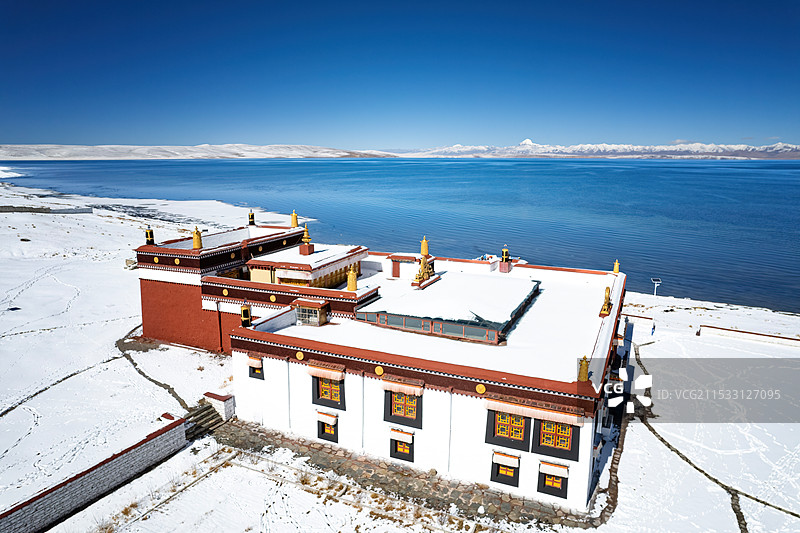 西藏阿里楚果寺与玛旁雍错和远方的冈仁波齐图片素材
