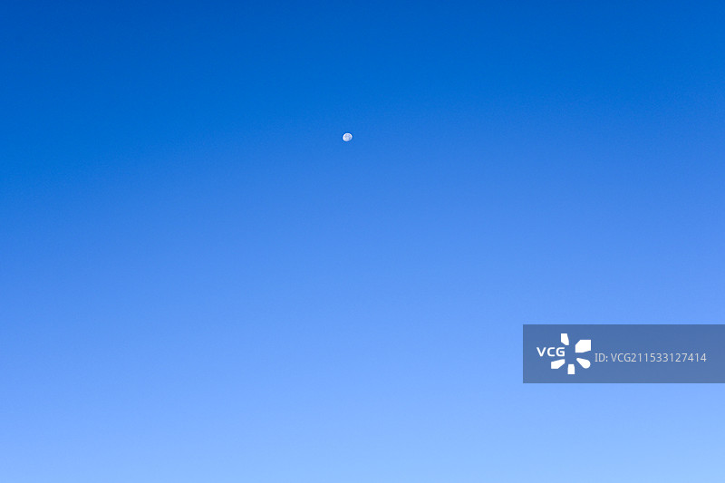 纯净蓝天下的皎月图片素材