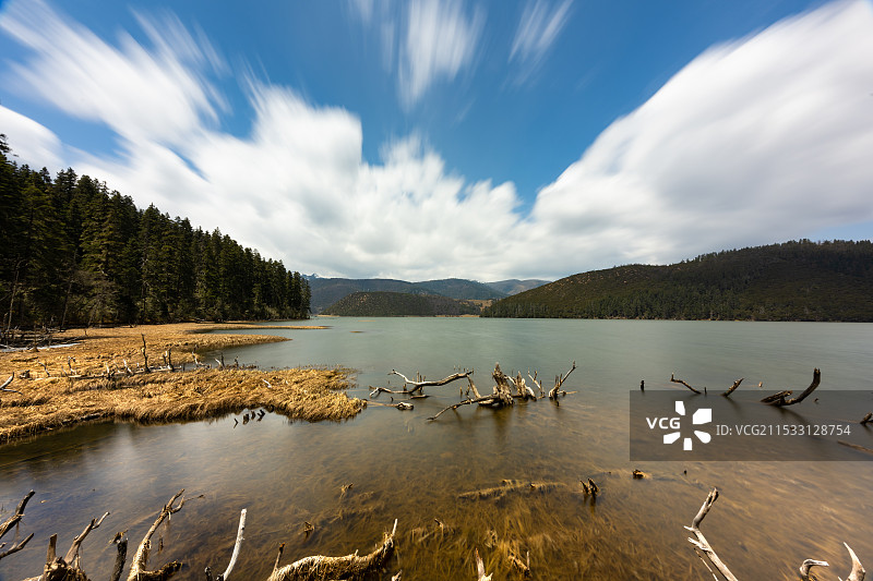 蓝天下的普达措国家公园图片素材