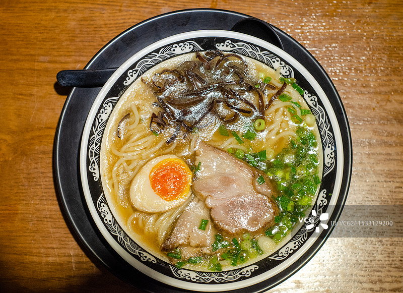 俯拍一碗日式拉面图片素材