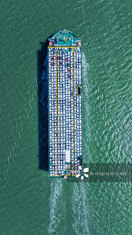 甲板上装汽车的滚装船图片素材