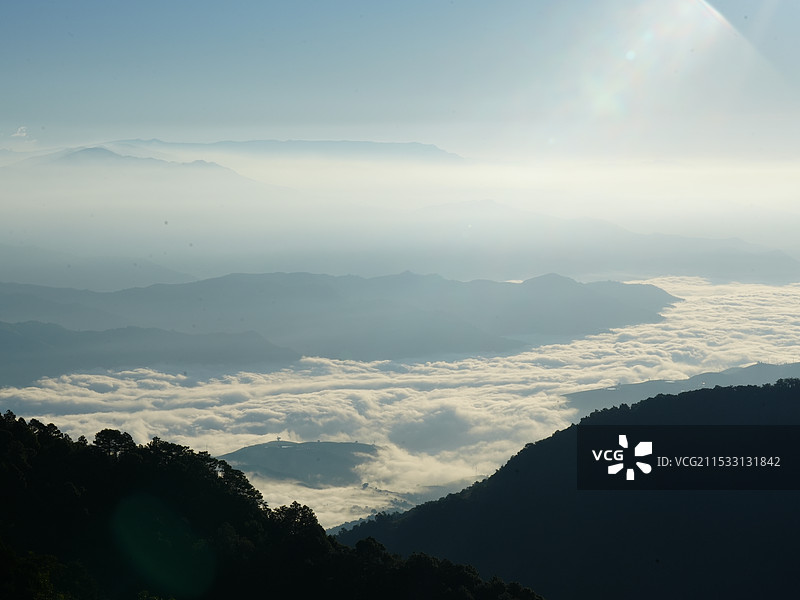 冬天云南新平哀牢山日出云海图片素材