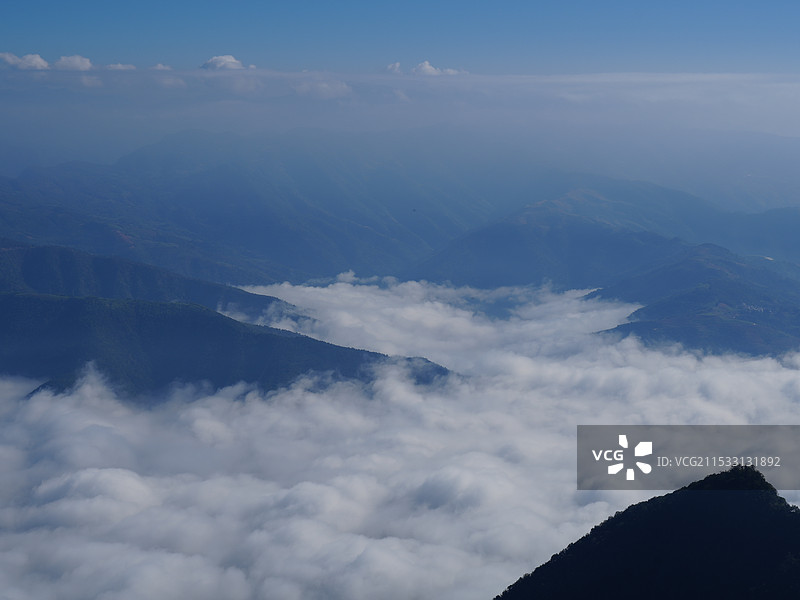 冬天云南新平哀牢山日出云海图片素材