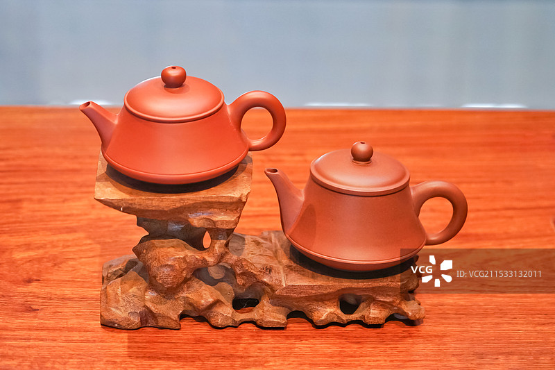 桌上紫砂壶茶壶的特写镜头图片素材