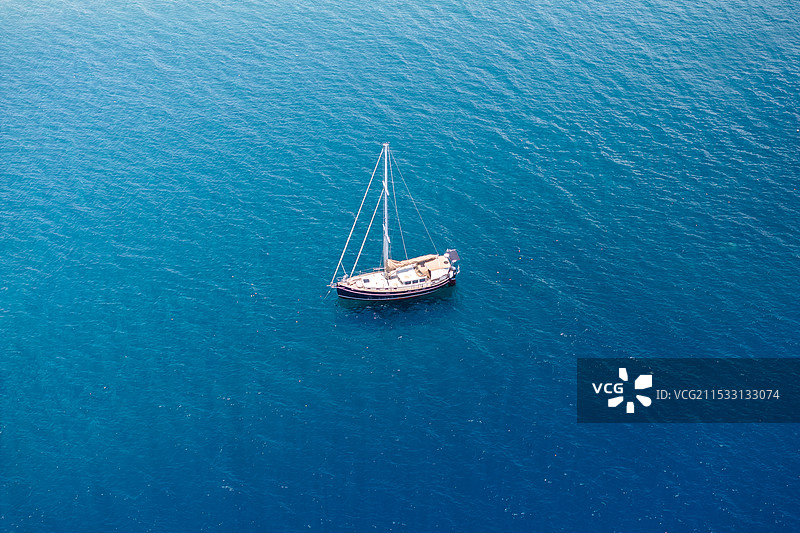 大海中的漂浮的帆船图片素材