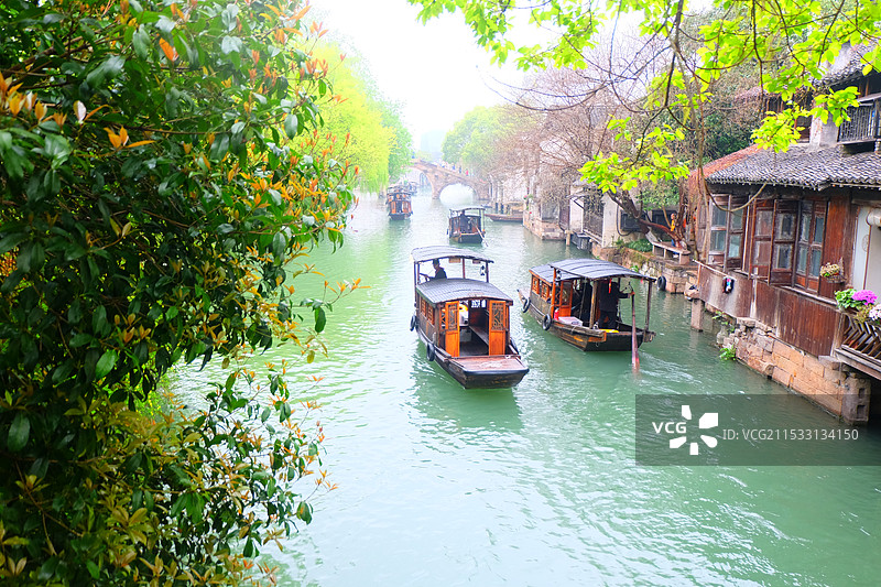 嘉兴 乌镇 运河 游船 烟雨朦胧高角度图片素材