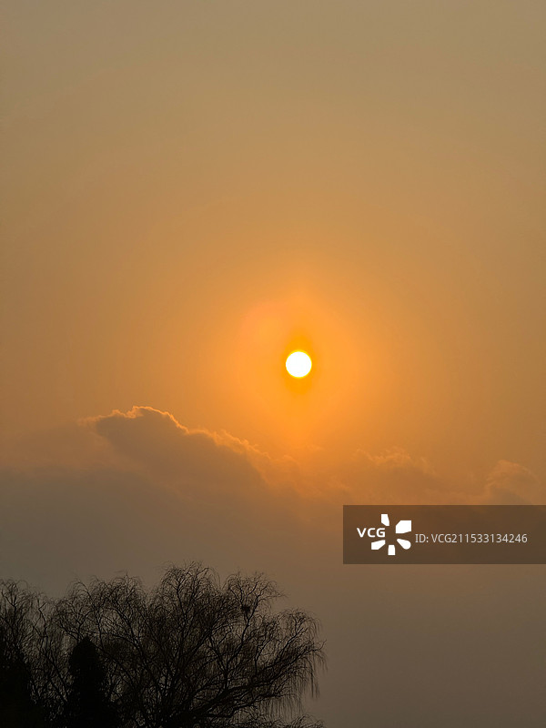 水墨画般的日落图片素材