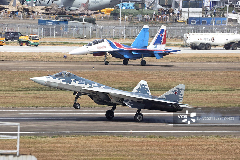 2024珠海航展，苏57战斗机与俄罗斯勇士飞行表演队同框图片素材