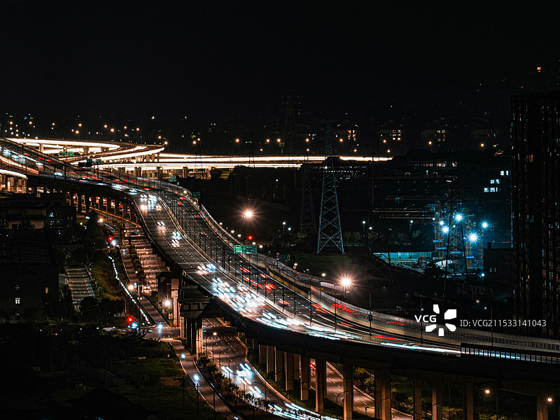 车水马龙，点亮城市夜之华彩图片素材