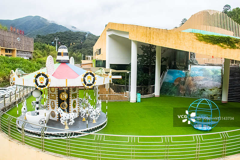 寒潮雨天大雾天气树枝挂满水珠天气预报配图图片素材