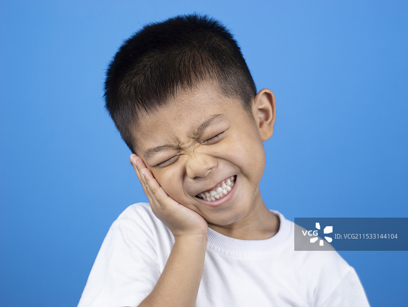 小朋友刷牙牙疼爱牙日图片素材