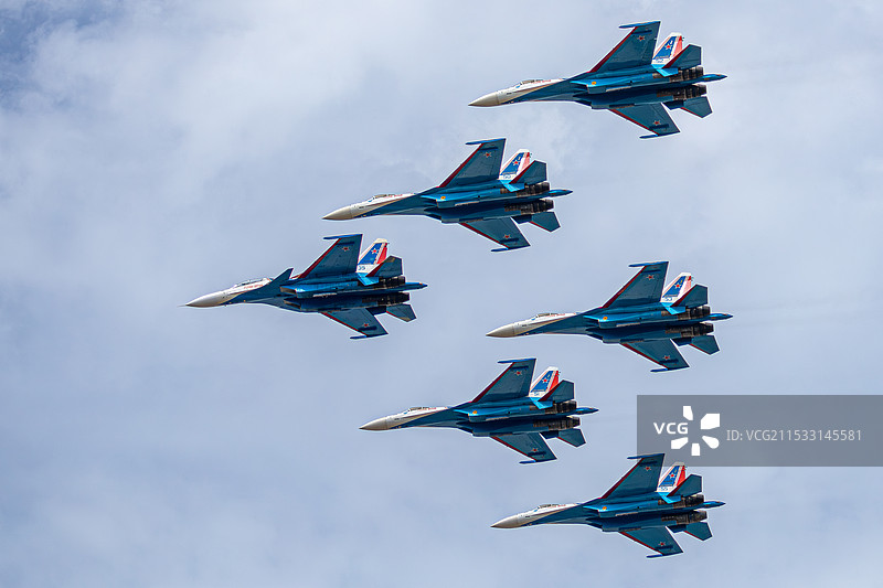 俄罗斯勇士飞行表演队在珠海航展特技飞行表演图片素材