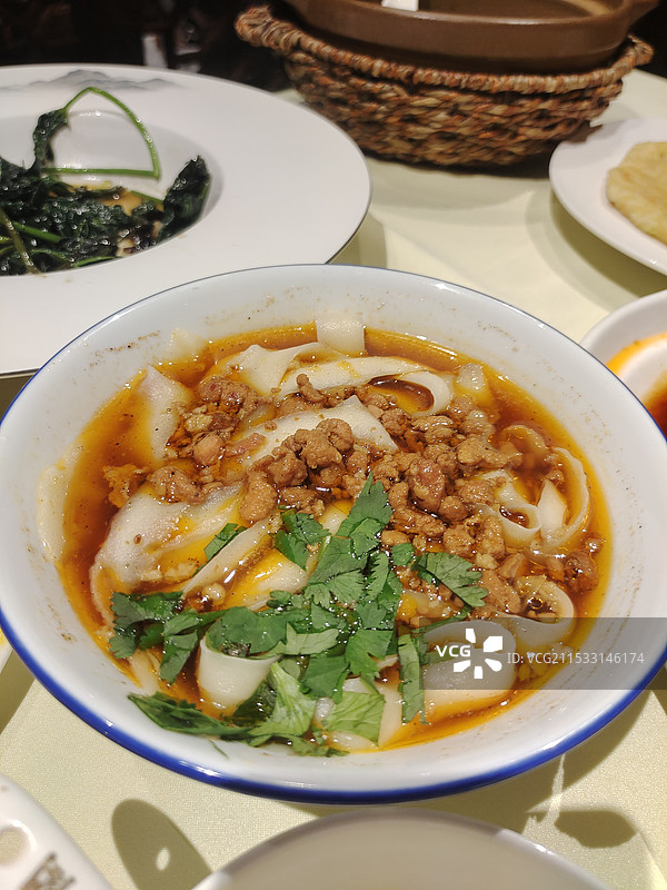 山西美食刀削面 肉臊面图片素材