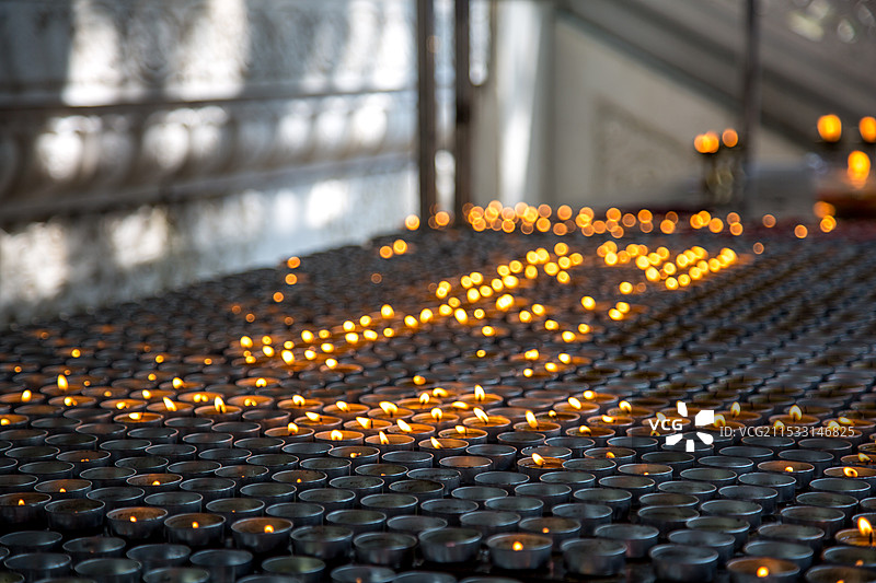 摆满祈福的蜡烛图片素材